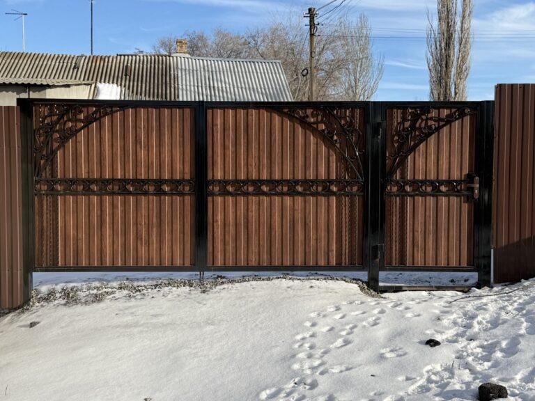 Распашные ворота с калиткой и художественной ковкой на ул. Федосеева